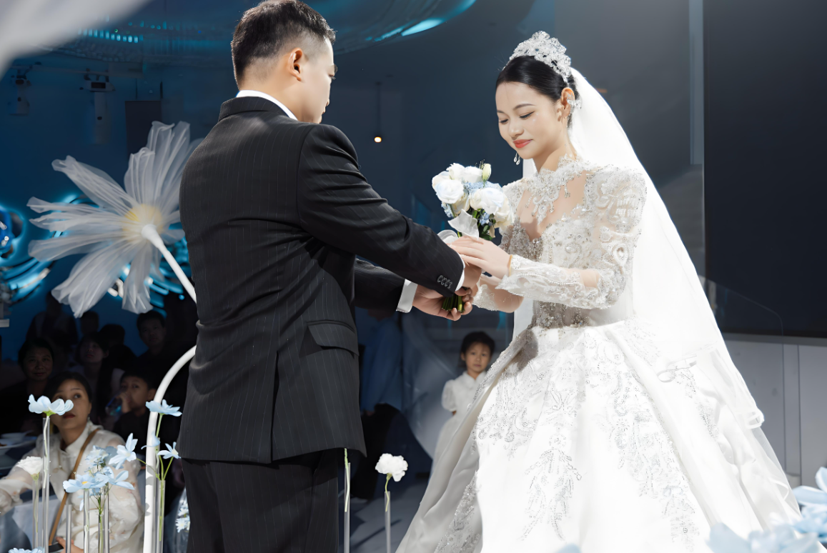 Ngày vợ cũ cưới, tôi âm thầm đến dự, nhìn thấy chú rể, tôi lén mừng một chiếc thẻ 300 triệu, hôm sau nhận lại điều bất ngờ