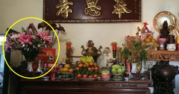 Khi thắp hương, người giàu luôn đặt lọ hoa bên trái bàn thờ, nếu đặt bên phải thì sao?