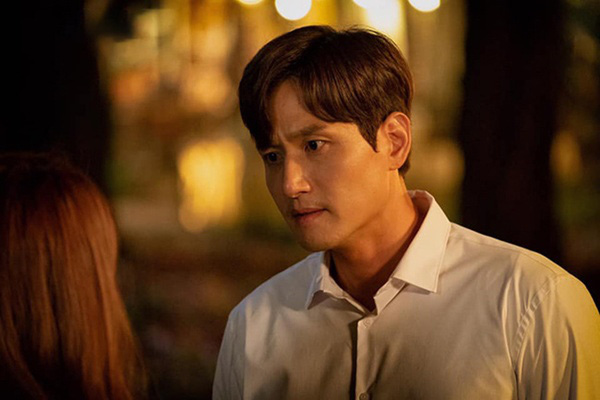 Mẹ mất được 3 ngày, anh trai lục tung nhà lên tìm kiếm rồi nói: “Anh chị làm cho bà cuốn sổ tiết kiệm 500 triệu mà giờ chẳng thấy đâu, chắc là cô đang giữ. Đem trả cho anh, nếu không anh sẽ lấy căn nhà này”