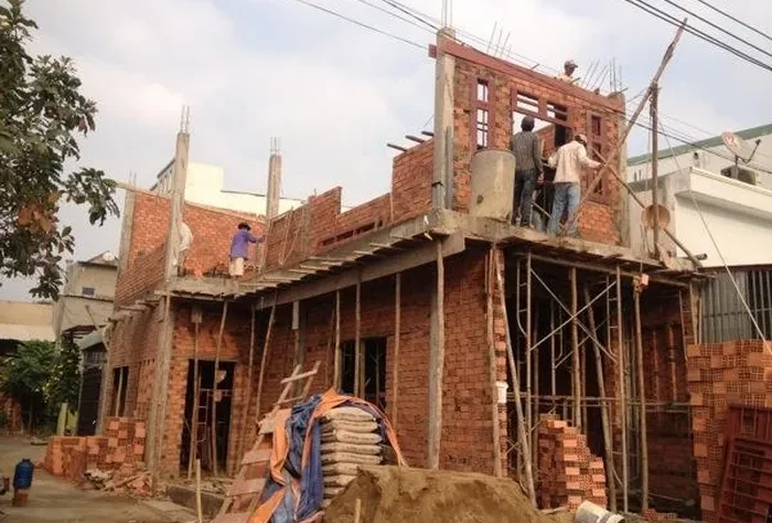 Hàng xóm cố tình xây lấn sang đất nhà tôi, bố tôi không nói gì tưởng ông hiền lành cho qua, ai ngờ