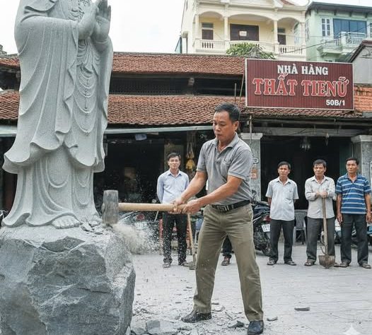 Nhưng có điều, trong khoảnh khắc hòn đá vỡ, ông chợt cảm thấy một luồng gió lạnh chạy dọc sống lưng