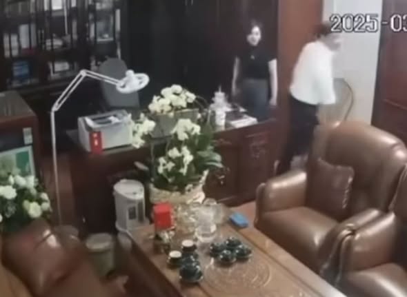 Góc camera đang hot nhất lúc này của 1 thầy hiệu trưởng