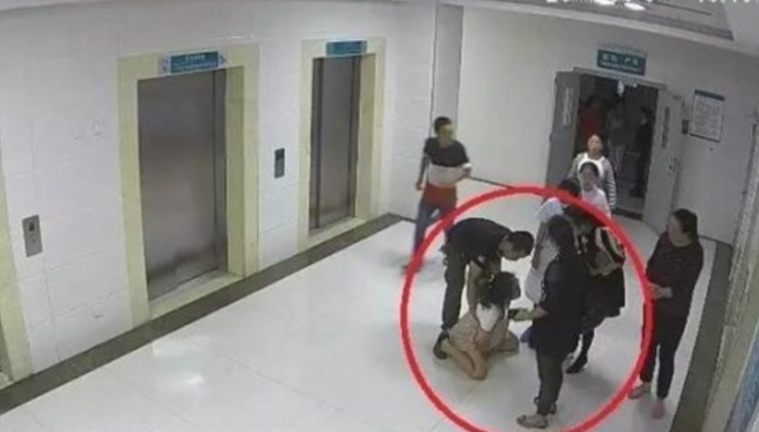 Bà bầu 26 tuổi quỳ lạy 2 lần để được sinh mổ nhưng bị gia đình từ chối, cái kết cả mẹ và con đều không qua khỏi