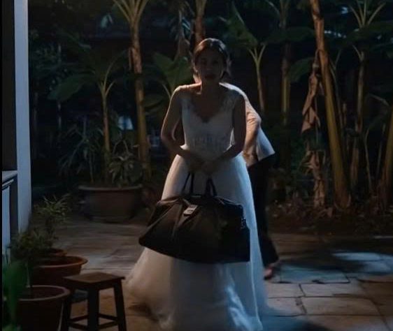 Cô dâu chưa kịp cởi váy cưới, bà giúp việc đã lao đến cảnh báo “Đi ngay đi còn kịp”