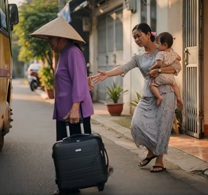 Từ Bắc Ninh vào sài Gòn chăm cháu suốt 8 năm, tiêu hết tiền lương hưu, thấy “danh bạ điện thoại” của con dâu lưu mình đúng 2 chữ, tôi lập tức về quê