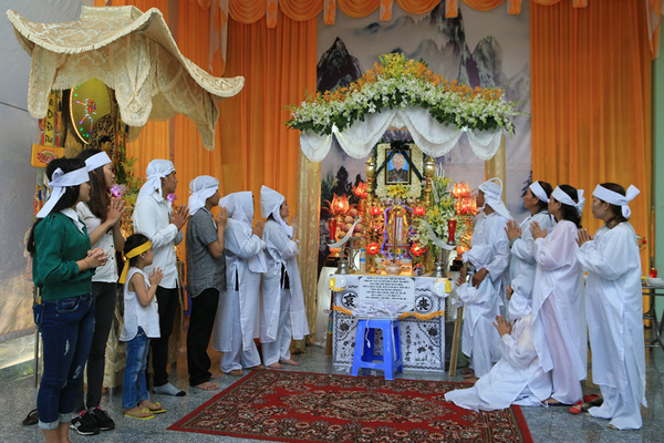 Nói dối vợ đi công tác nhưng thực ra là đưa bồ đi du lịch, đêm đó đang ‘tập thể dục’ h-ừ-ng h-ự-c thì vợ cứ gọi nheo nhéo hàng chục cuộc