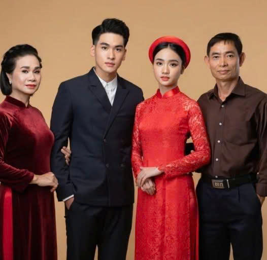 Chồng tôi luôn xưng hô anh- em với mẹ vợ. Tôi hỏi thì anh bảo gọi thế cho thân thiết, mẹ tôi cũng có vẻ thích lắm nên tôi cũng mừng, nghĩ bụng con rể tốt với mẹ vợ là điều đáng mừng.