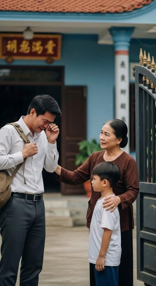 Chú tôi vừa ra tò, cả họ đều quay lưng, chỉ có mẹ tôi dang tay đón nhận