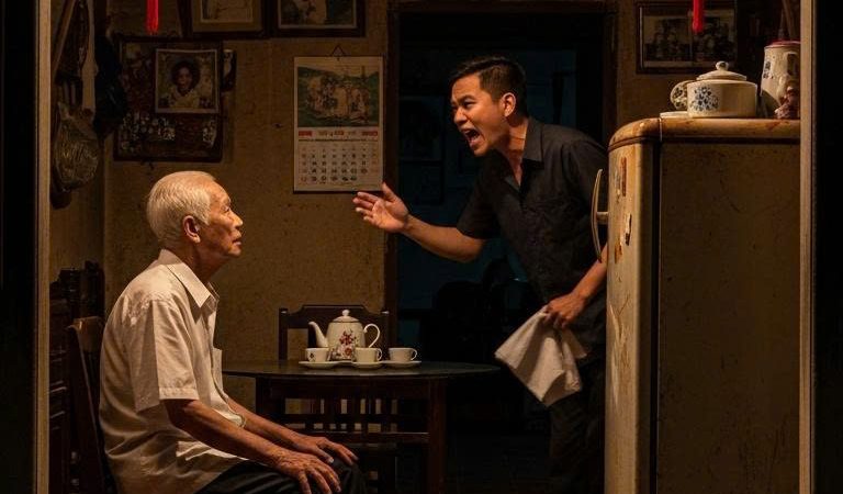 – Bác nằm ngất trong phòng, lạnh toát. Giờ người ta đang chở lên bệnh viện huyện rồi, anh về ngay đi.