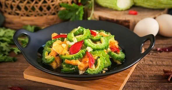 Người phụ nữ 52 tuổi ăn mướp đắng mỗi tối để phòng bệnh mỡ má u, 6 tháng sau đi khám, nhận kết quả bất ngờ