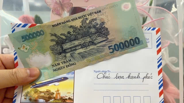 Mừng cưới bạn thân 5 triệu đồng, nửa đêm cô gái nhận được tin nhắn sững sờ từ chồng bạn