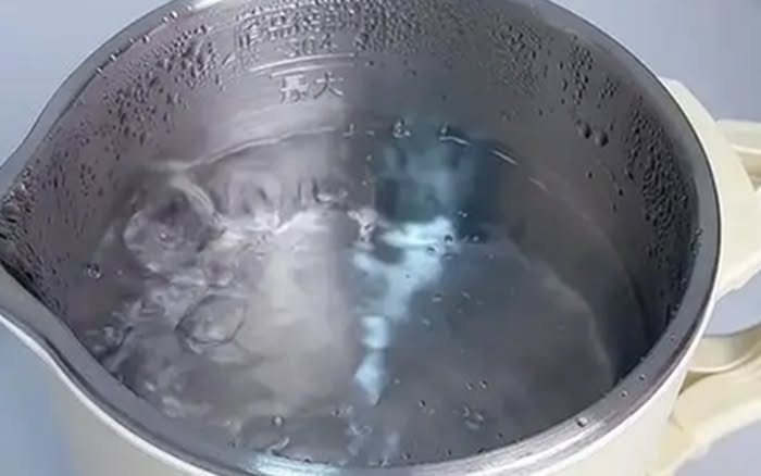 Một người ƌun nước, cả nhà mắc ung thư? 3 thói quen ƌun nước “ƌầu ƌộc” cả giɑ ƌình nhiều người không hɑy Ьiết