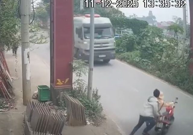 Cái kết của CSGT bị người vi phạm GT đẩy vào đầu xe tải