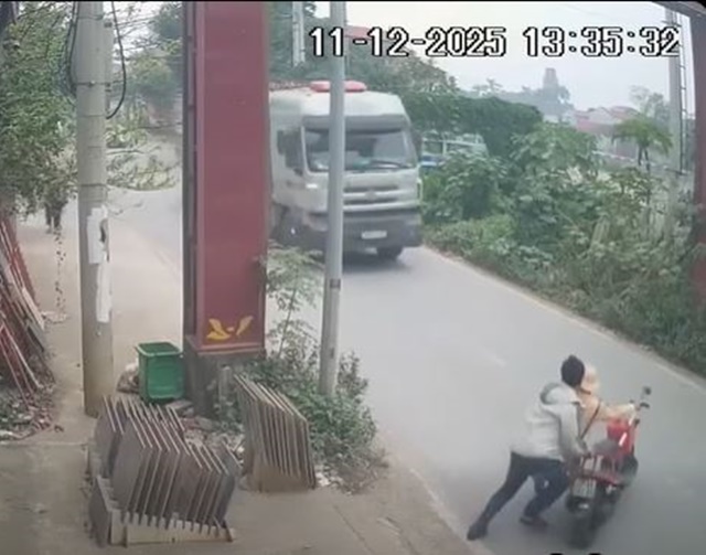 Cái kết của CSGT bị người vi phạm GT đẩy vào đầu xe tải