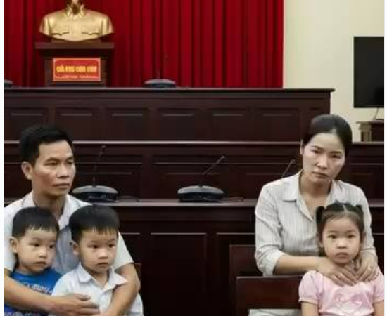 Hai vợ chồng sống với nhau gần 10 năm rồi ly hôn. Tôi vẫn chu cấp tiền ăn học cho con đầy đủ… cho đến khi thấy 4 đứa con