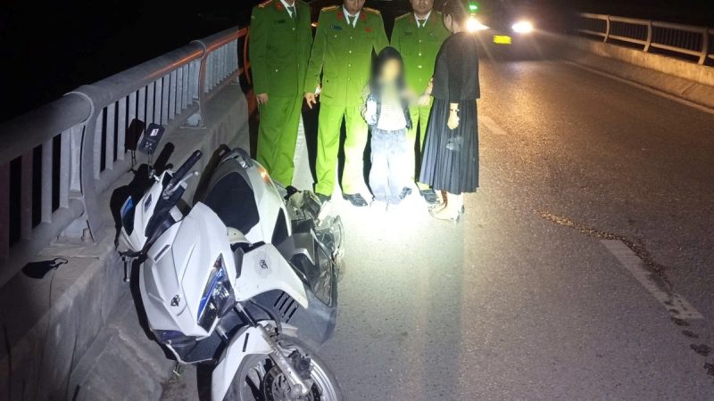 Chồng chế t , người vợ trẻ ô m con trai nhảy cầu tựtử nhưng được cứu kịp thời