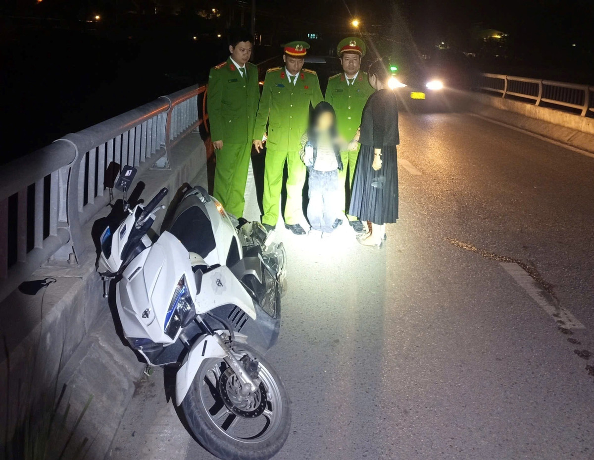 Chồng chế t , người vợ trẻ ô m con trai nhảy cầu tựtử nhưng được cứu kịp thời