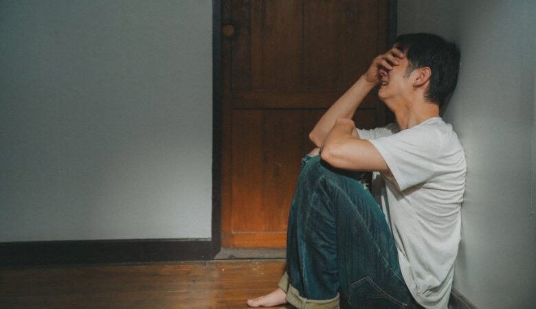 Mẹ đến chăm vợ tôi ở cữ, một lần quên mang điện thoại nên quay về lấy, tôi choáng với cảnh trong nhà