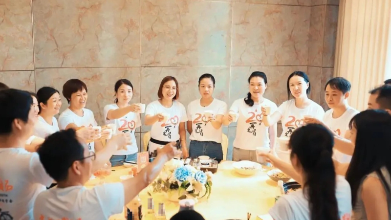 Đi họp lớp, tôi để chiếc BMW ở nhà, chọn đi xe bus: Về đến nhà, nhận được tin nhắn cả đời không thể quên