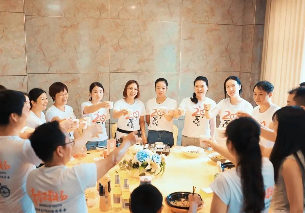 Đi họp lớp, tôi để chiếc BMW ở nhà, chọn đi xe bus: Về đến nhà, nhận được tin nhắn cả đời không thể quên