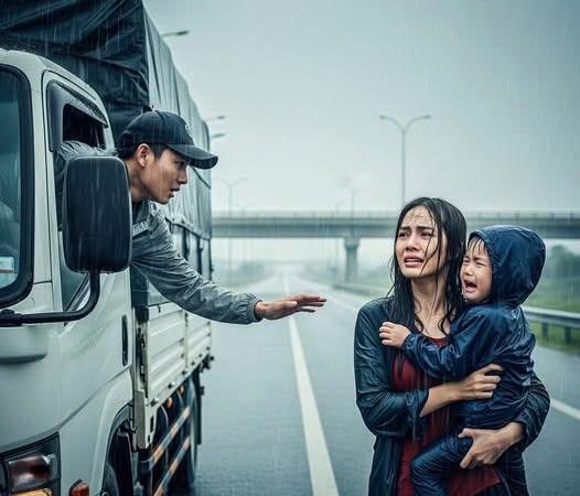 Th/ương 2 mẹ con ướt mưa trên đường cao tốc, anh tài xế cho đi nhờ, 20 phút sau xảy ra điều ki/nh ho/àng