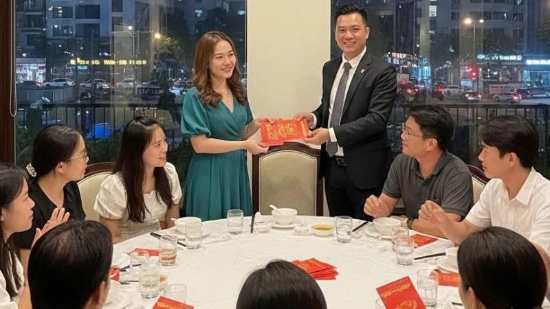 Đi họp lớp gặp lại lớp trưởng từng thích tôi, anh ta bao cả quán, mừng mỗi người 1 triệu,