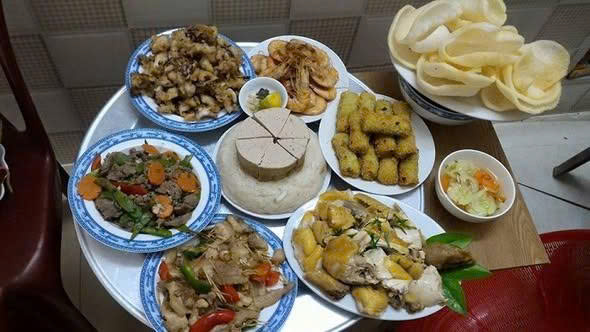 Con dâu đăng ảnh mâm cúng giỗ đầu bố chồng lên mạng, cả gia đình ‘họp khẩn’