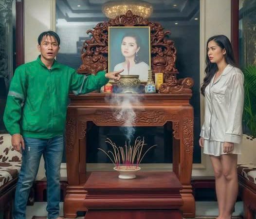 Vào Biệt Thự Giao Hàng, Anh Xe Ôm Sữ/ng S/ờ Thấy D/i Ản/h Giống Hệt Vợ Ở Nhà, B/í M/ật Kin/h Hoà/ng H/é L/ộ