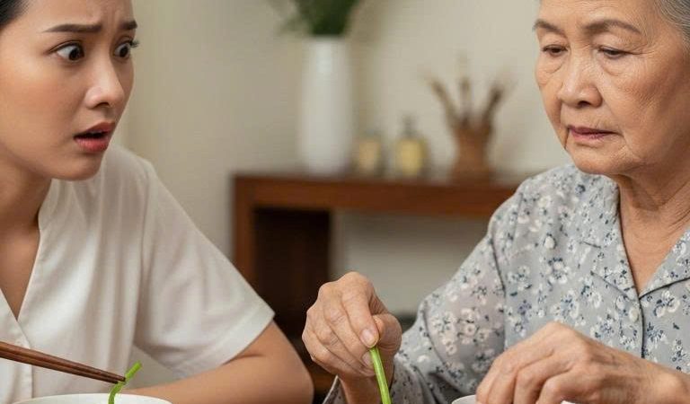 Tôi vừa cầm đũa thì nhớ câu mẹ ruột từng dặn và ngay khoảnh khắc ấy, tay tôi r:un b:ắn