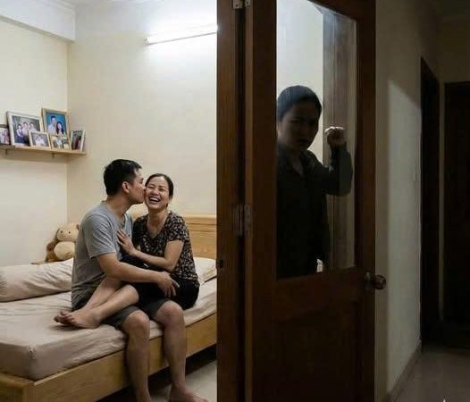 Đi làm khu công nghiệp quần đêm cả ngày lẫn đêm, chồng tôi ở nhà chỉ việc lo cơm nước nhưng sung sướng quá hóa rô, vào hôm nay ca sớm tôi trở về nhà thì thấy họ chồng chị hàng xóm tình tứ