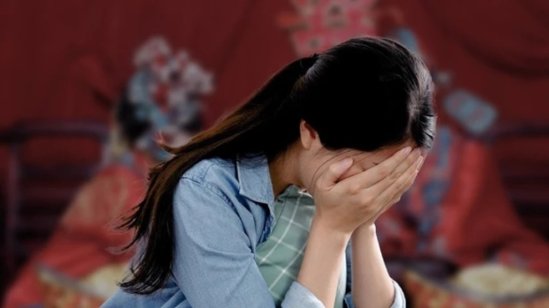 Mẹ tôi mất vừa tròn 49 ngày bố đã đón vợ mới trẻ hơn 20 tuổi về nhà. Tôi ê chề, nhục nhã vì những lời đồn thổi của hàng xóm về bố