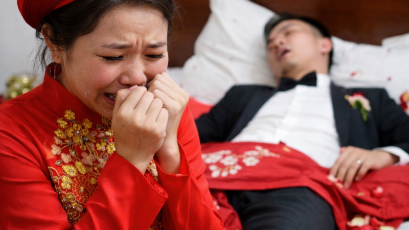 Thách cưới 500 triệu nhà trai đồng ý luôn, tân hôn l-ật c-hăn nhìn chồng, tôi mới hiểu lý do