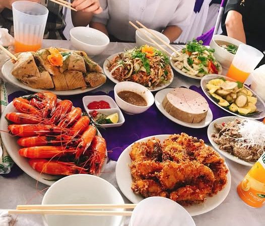 ĐI ĂN CƯỚI CẢ NHÓM THỐNG NHẤT MỪNG 500.000 ĐỒNG, NHƯNG SAU KHI NHÌN THẤY MÂM CỖ VỘI ĐỔI PHONG BÌ THÀNH 300.000 ĐỒNG VÌ THỰC ĐƠN SƠ SÀI