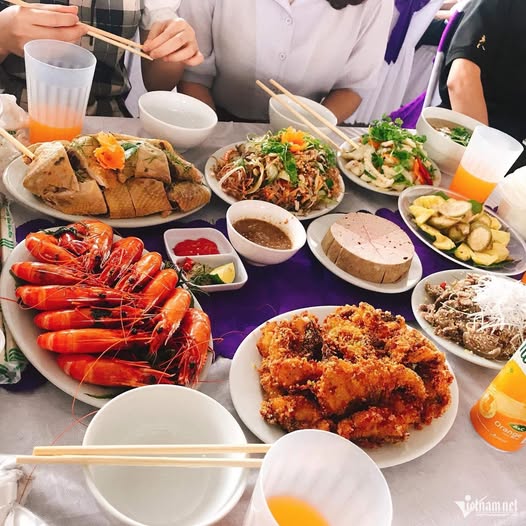 ĐI ĂN CƯỚI CẢ NHÓM THỐNG NHẤT MỪNG 500.000 ĐỒNG, NHƯNG SAU KHI NHÌN THẤY MÂM CỖ VỘI ĐỔI PHONG BÌ THÀNH 300.000 ĐỒNG VÌ THỰC ĐƠN SƠ SÀI