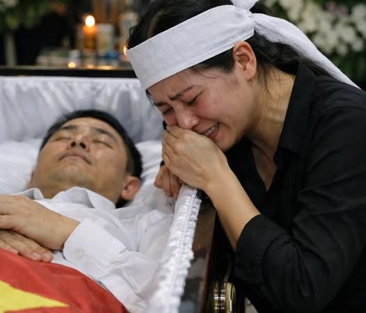 Cả xóm kính nể khi người vợ trẻ chăm chồng li;/ệt suốt 12 năm không rời, ai ngờ trong đến ngày chồng qu;;a đ//ời