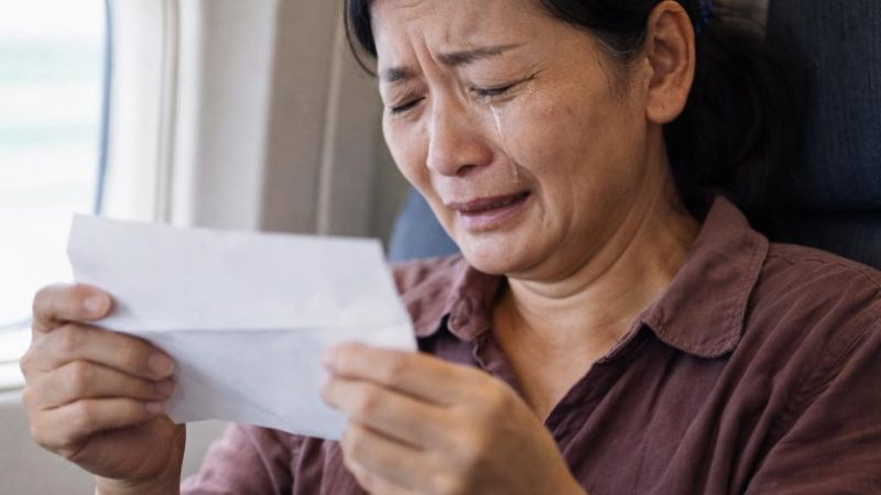 16 năm bươn trải ở Hồng Kông hết bốc vác thuê đến làm giúp việc, tôi mới có cơ hội trở về quê hương. Ngày về nước, bà chủ đưa cho tôi phong bì đỏ dày cộp nói khi nào về đến quê mới được mở.