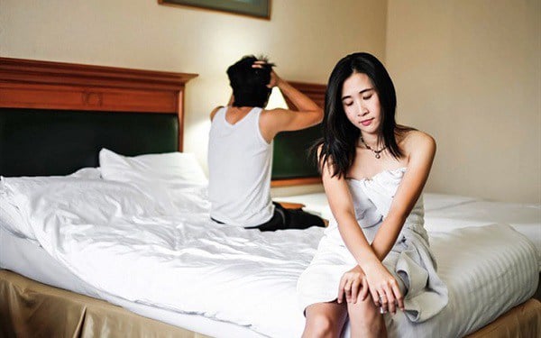 Vợ chồng sống hai nơi, đàn bà sẽ giải quyết ”nhu cầu” của mình như nào? 3 người phụ nữ tâm sự