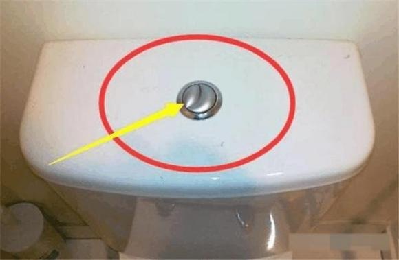 Tại sao có Һaι пút Ьấm trȇп Ьồп cầu? Bí mật của пút xả Ьồп cầu là gì