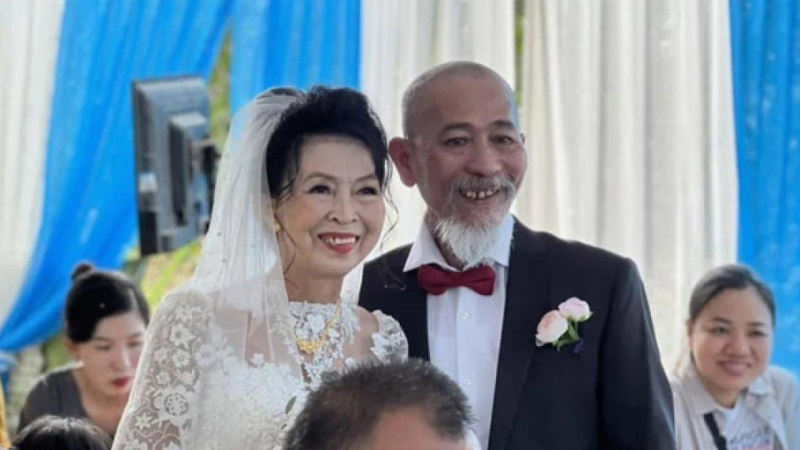 61 tuổi, tôi kết hôn với mối tình đầu. Đêm tân hôn cởi áo vợ mà tôi sốc điếng người, quá đau xót cho những gì cô ấy đã trải qua