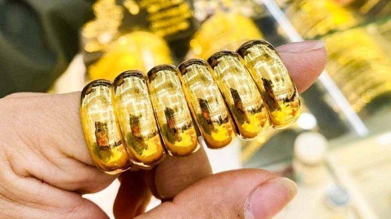 Giá vàng ‘bốc hơi’ 200 USD chỉ sau một đêm, vàng nhẫn giảm 4 triệu đồng/lượng