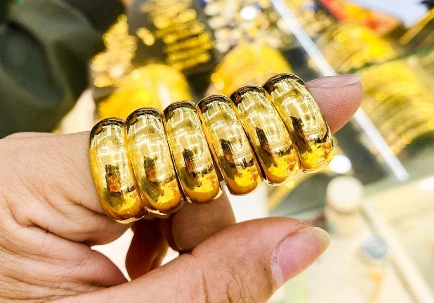Giá vàng ‘bốc hơi’ 200 USD chỉ sau một đêm, vàng nhẫn giảm 4 triệu đồng/lượng