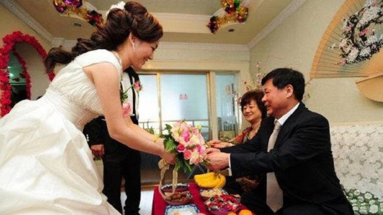 Tân hôn vợ chồng đang mặn nồng thì bố chồng gõ cửa, tôi xám ngoét mặt khi nghe ông nói