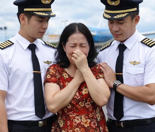 Cô giáo không chồn/g nhận nuôi hai anh em mồ c//ôi, khi trở thành Phi Công người mẹ r//uột quay trở lại đưa 10 triệu tiền lệ phí mong nhận lại con…