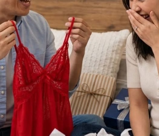 Chồng bất ngờ tặng em dâu chiếc váy màu đỏ trong ngày sinh nhật, sự thật phía sau khiến cả gia đình tôi t/a/n n/á/t