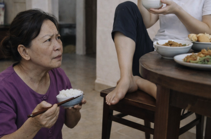 KHINH MẸ CHỒNG NGHÈO, CON DÂU ĂN CƠM GÁC CHÂN LÊN GHẾ, BẮT MẸ GIÀ NGỒI ĐẤT… NÀO NGỜ MỘT NGÀY….