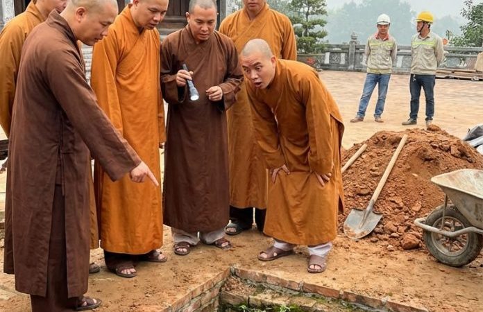 Chùa Vân Trung nằm trên gò đất cao cuối làng. Ngôi chùa ấy không lớn, chẳng nổi tiếng gì, nhưng lại là nơi người dân vẫn gửi gắm mong ước an yên sau mỗi vụ mùa