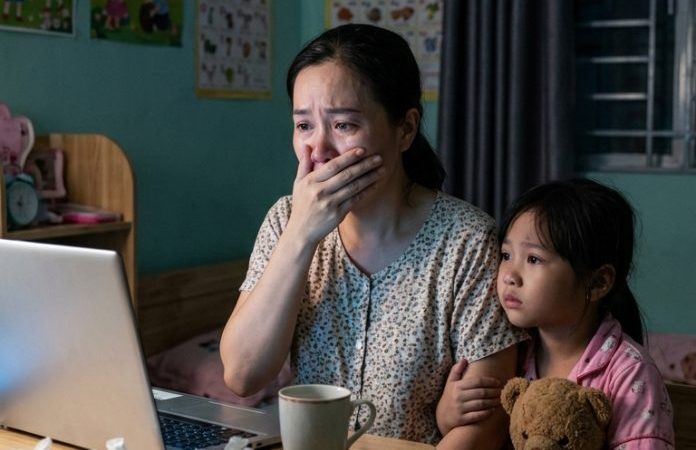 Ban đầu tôi thấy anh thương con mà cảm động. Nhưng sau vài lần, Bống cứ tránh mặt, ôm tôi khóc thút thít khi đi ngủ, bảo: