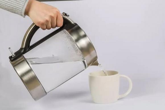 Tổ chức Y tế Thế giới đang kêu gọi mọi người ngừng sử dụng ấm đun nước điện vì chúng có thể gây ung thư. Sự thật là thế này!