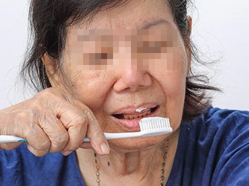 Người phụ nữ 50 tuổi nhất quyết đánh răng bằng nước muối pha loãng, 1 năm sau kết quả gây chấn động