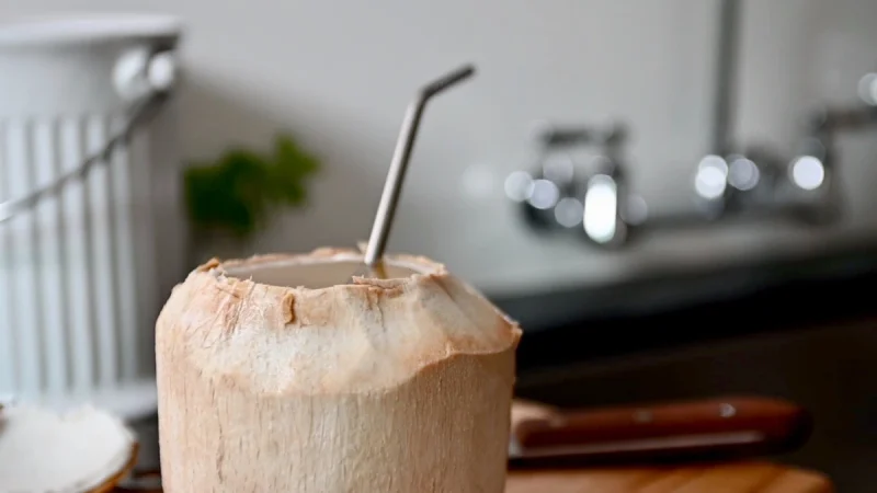 Người đàn ông tuvong do uống nước dừa, bác sĩ chỉ ra một sai lầm nghiêm trọng